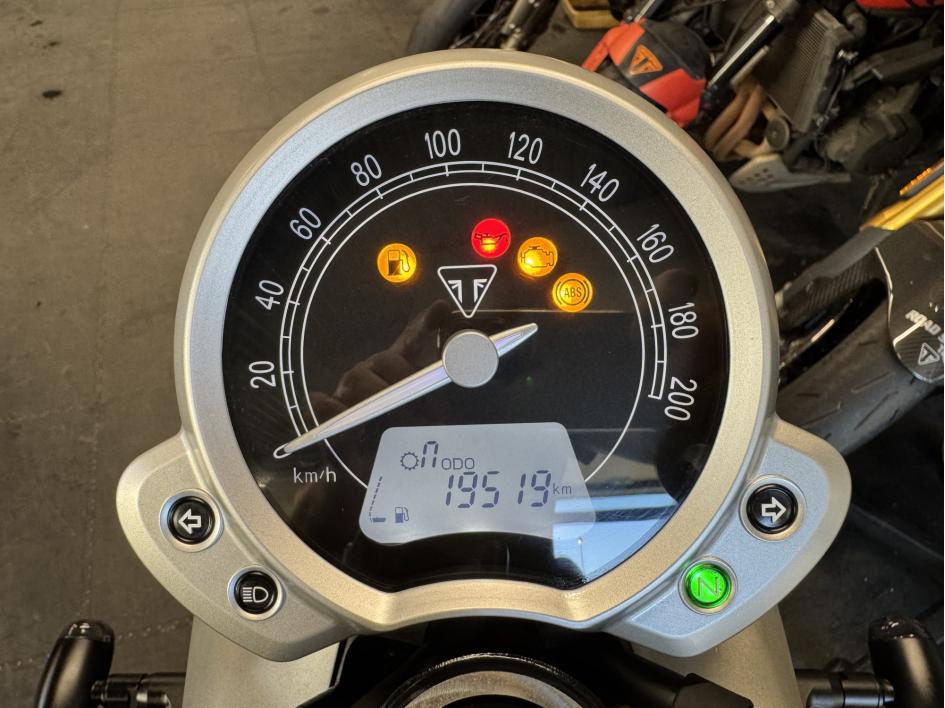 TRIUMPH STREET TWIN  900