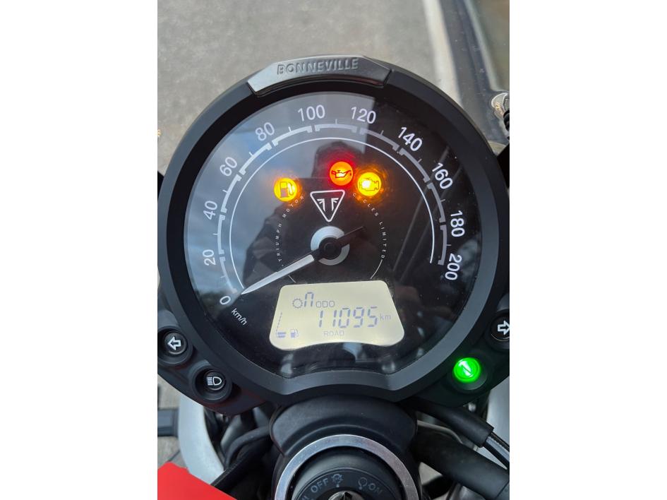 TRIUMPH STREET TWIN  900